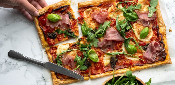 Italiaanse plaattaart, plaattaart met ham, pesto en mozzarella, bladerdeeg pizza, plaattaart met prosciutto