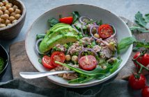 Salade met tonijn, gezonde lunch salade met tonijn en kikkererwten, 5 lunchsalade recepten met tonijn