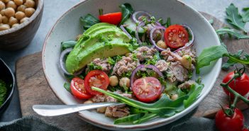 Salade met tonijn, gezonde lunch salade met tonijn en kikkererwten, 5 lunchsalade recepten met tonijn