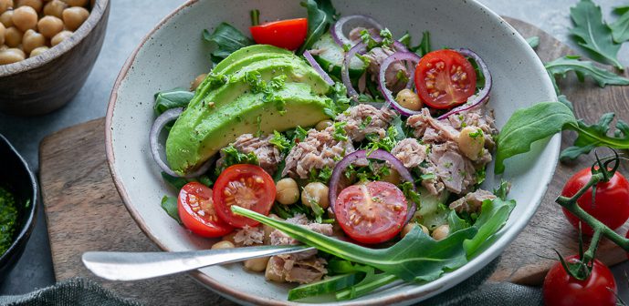 gezonde salade met tonijn en kikkererwten