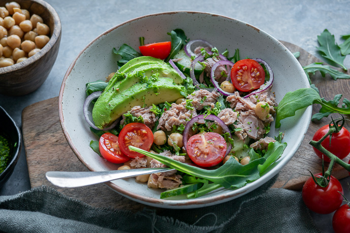 salade met tonijn en kikkererwten, koolhydraatarme salade met tonijn, lunch salade recepten, lunchen zonder brood, kikkererwten salade