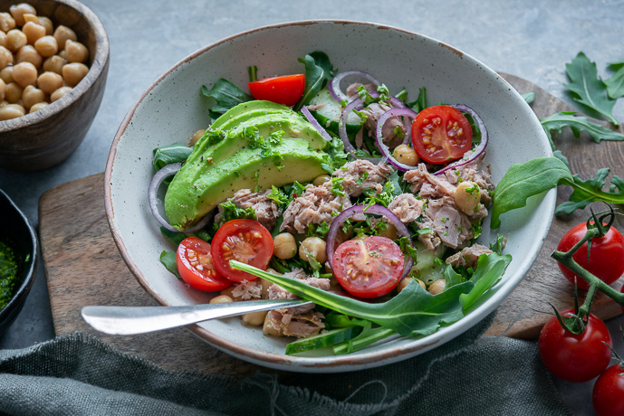 Salade met tonijn, gezonde lunch salade met tonijn en kikkererwten, 5 lunchsalade recepten met tonijn