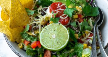 taco salade, Mexicaanse maaltijdsalade met gehakt, mais, bonen, tacosalade recept