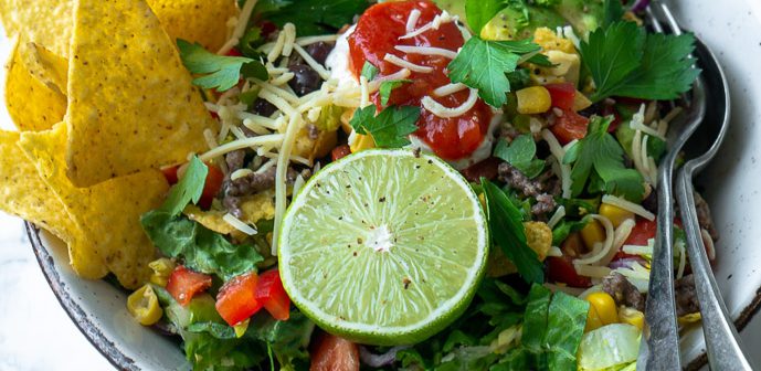 taco salade, Mexicaanse maaltijdsalade met gehakt, mais, bonen, tacosalade recept