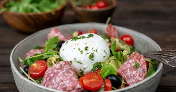 Tortellini salade met salami en mozzarella tortellini salade, pastasalade met tortellini, pasta salade, Italiaanse maaltijdsalade, maaltijd salade, zomer gerechten, zomer recepten