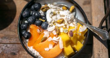 Tropisch rijstontbijt met kokos en mango rijstontbijt