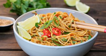 hoisin noedels, noodles met hoisin saus, makkelijk recept voor vegetarische noedels met licht pittige hoisin saus