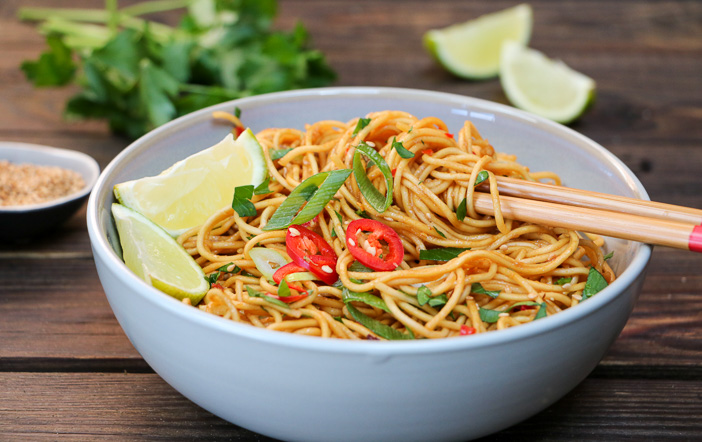 hoisin noedels, noodles met hoisin saus, makkelijk recept voor vegetarische noedels met licht pittige hoisin saus