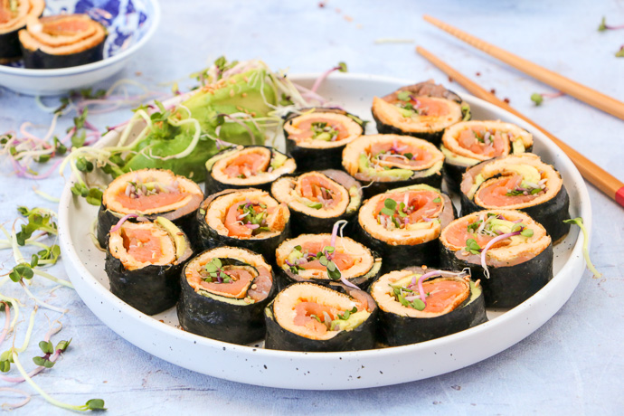 omelet sushi rolletjes met gerookte zalm