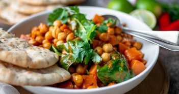 Zoete aardappel curry met kikkererwten en spinazie zoete aardappel curry, vegetarische curry met zoete aardappel en kikkererwten, recept