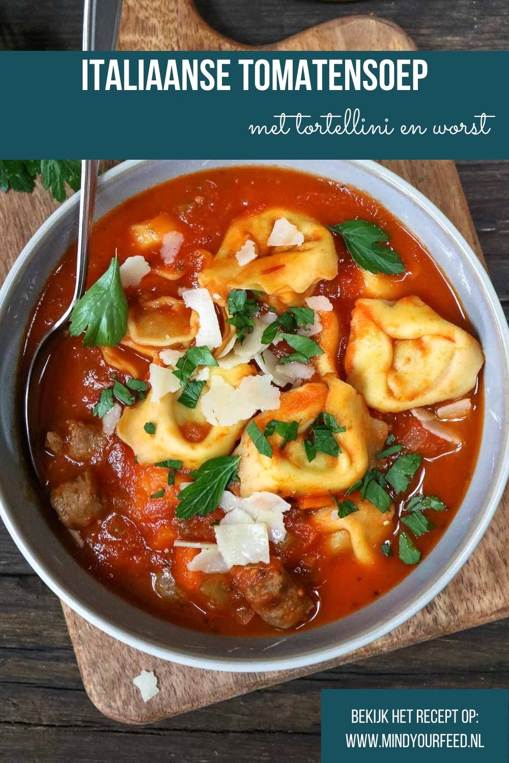 Italiaanse tomatensoep met tortellini, Italiaanse maaltijdsoep, makkelijk recept voor goed gevulde tomatensoep met verse tortellini en worst