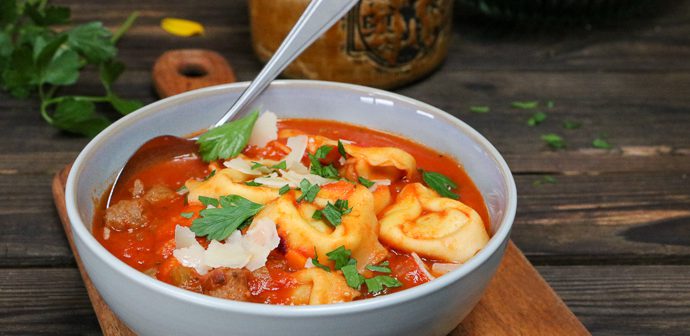 tortellini soep, Italiaanse tomatensoep met tortellini, Italiaanse maaltijdsoep