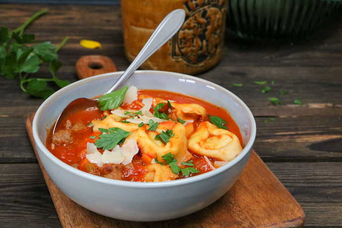 tortellini soep, Italiaanse tomatensoep met tortellini, Italiaanse maaltijdsoep