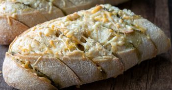 borrelbrood met kaas en pesto