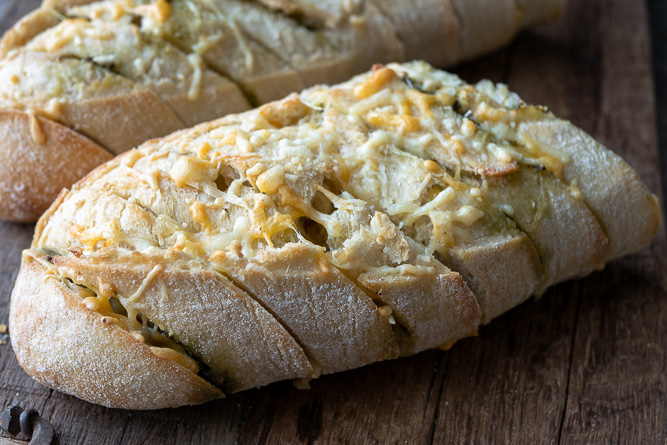 borrelbrood met kaas en pesto