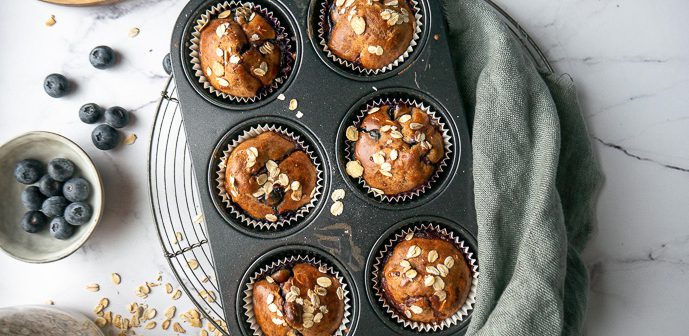 yoghurt muffins met muesli en blauwe bessen, gezonde muffins, ontbijt muffins, havermout muffins, tussendoortje