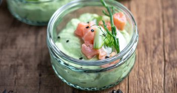 amuse in een glaasje met zalm en avocado mousse, Amuse recepten, kleine hapjes als voorgerecht met kerst. Amuse in een glaasje, amuse op een grote schaal, makkelijke kersthapjes, amuse hapjes, zalm amuse