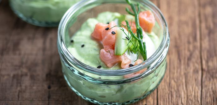 amuse in een glaasje met zalm en avocado mousse, Amuse recepten, kleine hapjes als voorgerecht met kerst. Amuse in een glaasje, amuse op een grote schaal, makkelijke kersthapjes, amuse hapjes, zalm amuse