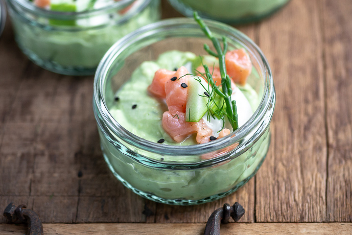 amuse in een glaasje met zalm en avocado mousse, Amuse recepten, kleine hapjes als voorgerecht met kerst. Amuse in een glaasje, amuse op een grote schaal, makkelijke kersthapjes, amuse hapjes, zalm amuse