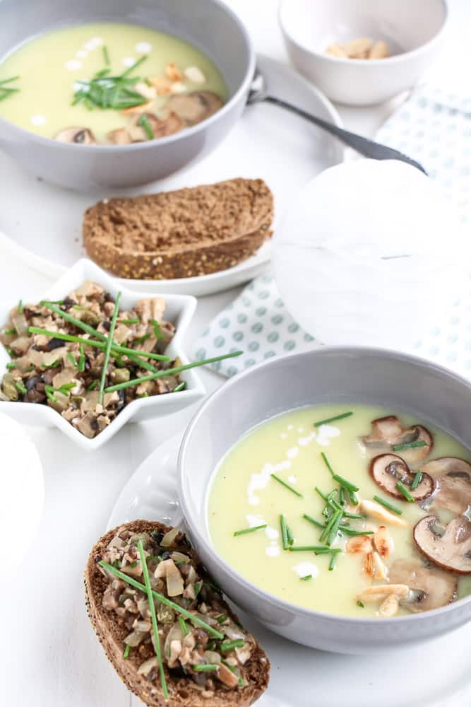 Feestelijke soep recepten voor Kerst: lichte en makkelijke groentesoepen zoals champignonsoep, pastinaaksoep, preisoep, broccoli-spinaziesoep en tomatensoep. Inspiratie voor 10 kerstsoepen als voorgerecht.