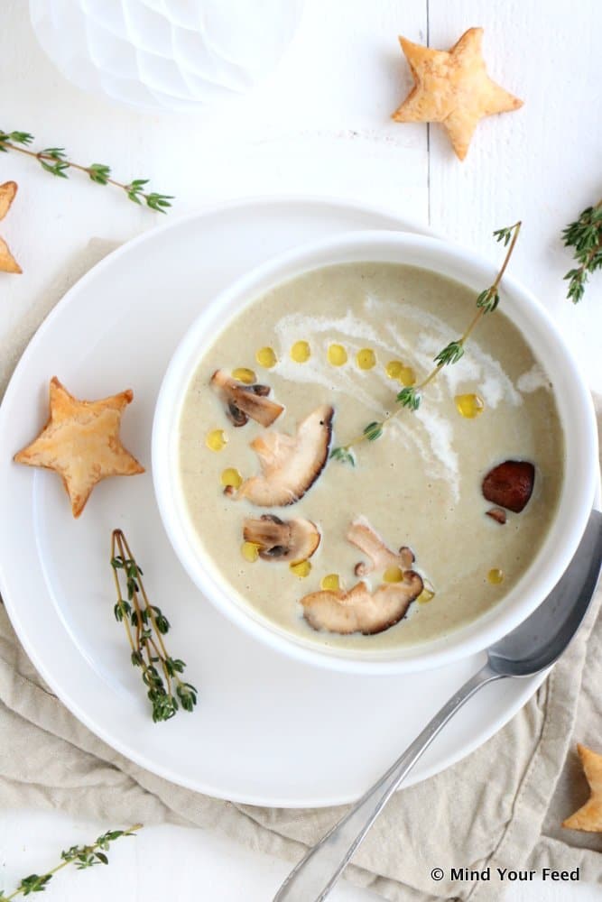 Feestelijke soep recepten voor Kerst: lichte en makkelijke groentesoepen zoals champignonsoep, pastinaaksoep, preisoep, broccoli-spinaziesoep en tomatensoep. Inspiratie voor 10 kerstsoepen als voorgerecht.