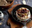 camembert uit de oven met honing, cranberries en pistache