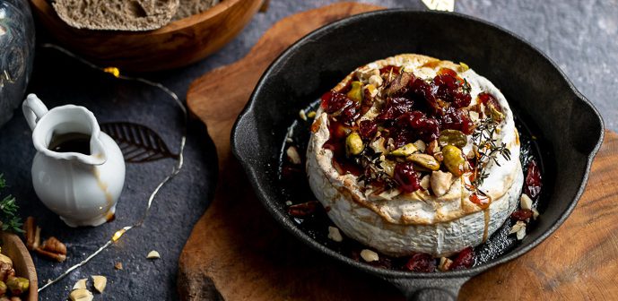 camembert uit de oven met honing, cranberries en pistache