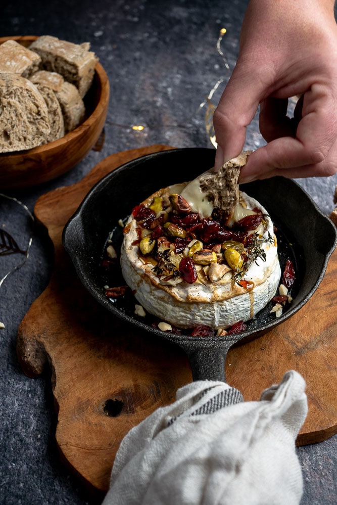 camembert uit de oven met honing, cranberries en pistache