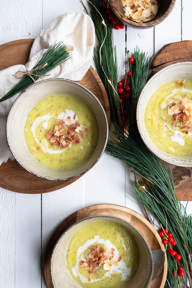 Feestelijke soep recepten voor Kerst: lichte en makkelijke groentesoepen zoals champignonsoep, pastinaaksoep, preisoep, broccoli-spinaziesoep en tomatensoep. Inspiratie voor 10 kerstsoepen als voorgerecht.