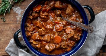 Kalkoenstoofpotje met champignons en rode wijn kalkoenstoofpotje, stoofvlees kalkoen, kalkoen stoofvlees, kalkoenvlees stoven, kerst, hoofdgerecht, hoofdgerecht met kalkoen