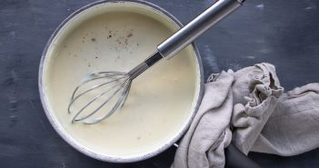 bechamelsaus, zelf bechamel saus maken, makkelijk basisrecept, voor in de lasagne, bij de pasta of groenten.