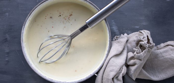 bechamelsaus, zelf bechamel saus maken, makkelijk basisrecept, voor in de lasagne, bij de pasta of groenten.