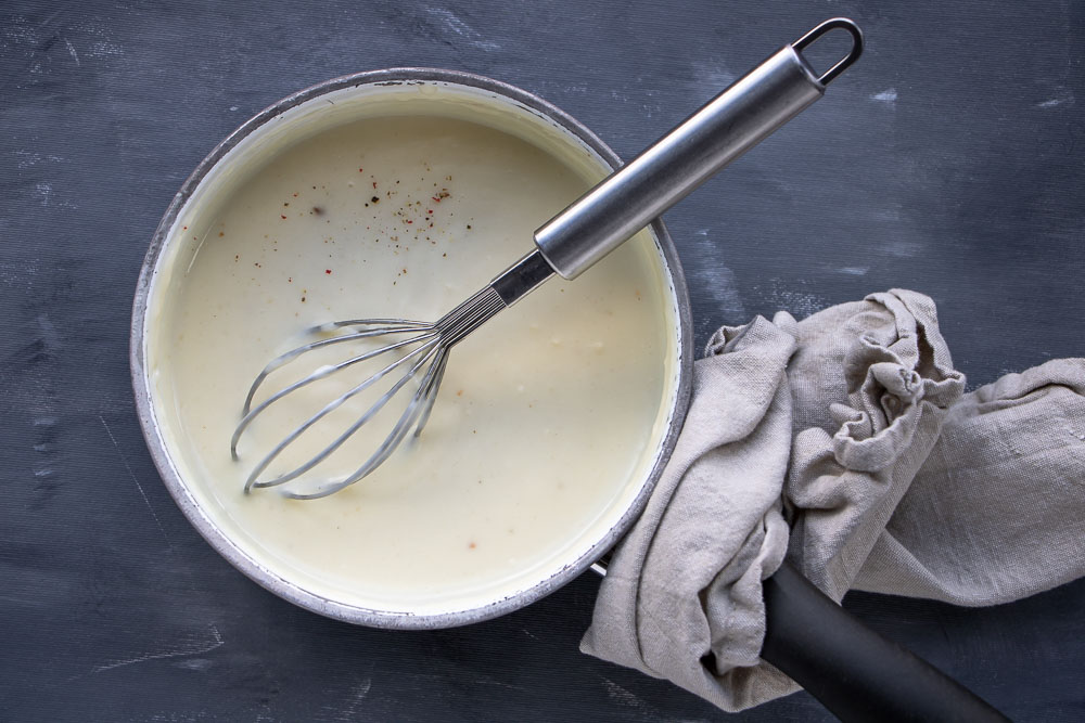 bechamelsaus, zelf bechamel saus maken, makkelijk basisrecept, voor in de lasagne, bij de pasta of groenten.