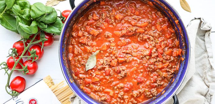 Bolognesesaus, bolognese saus, traditionele pastasaus, klassieke Italiaanse bolognesesaus, zelf pastasaus maken, Italiaanse pastasaus met gehakt