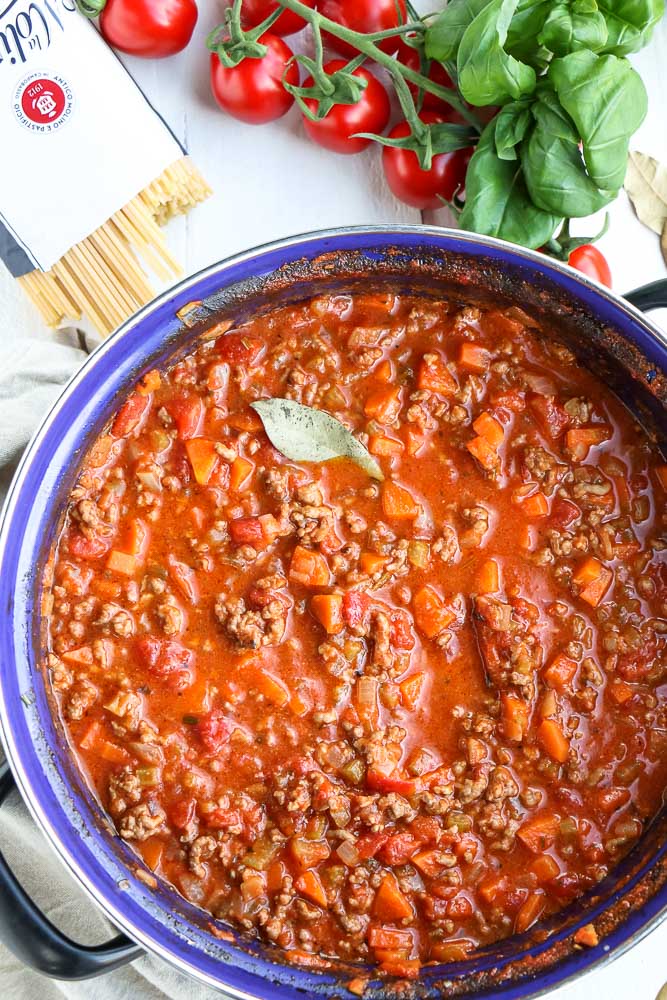 Bolognese saus, bolognesesaus, Klassieke Italiaanse pastasaus, traditioneel recept voor tomatensaus met gehakt