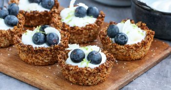 Havermout cups met kokosyoghurt, blauwe bessen en limoen havermout cups met kokosyoghurt, makkelijk recept voor havermout ontbijt taartjes