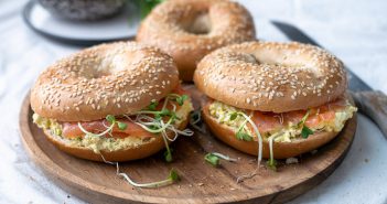 Bagels met eiersalade en gerookte zalm, Pasen, lunch recept, eiersalade zalm