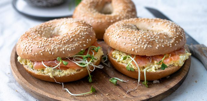 Bagels met eiersalade en gerookte zalm, Pasen, lunch recept, eiersalade zalm