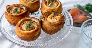 Croissant rolletjes met gerookte zalm Croissant rolletjes met gerookte zalm