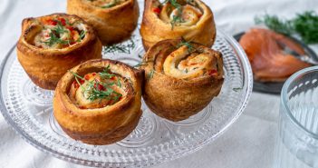 Croissant rolletjes met gerookte zalm