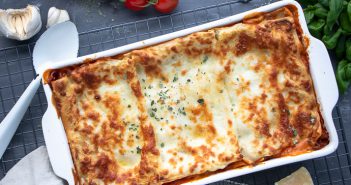 Lasagne Bolognese met bechamelsaus Lasagne Bolognese met bechamelsaus, traditionele Italiaanse lasagne