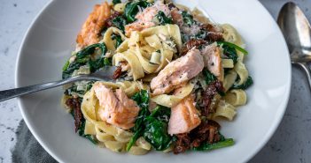 tagliatelle met spinazie en zalm, pasta met zalm en spinazie, makkelijk recept voor pasta met romige saus, spinazie en zalmfilet