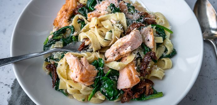 tagliatelle met spinazie en zalm, pasta met zalm en spinazie, makkelijk recept voor pasta met romige saus, spinazie en zalmfilet