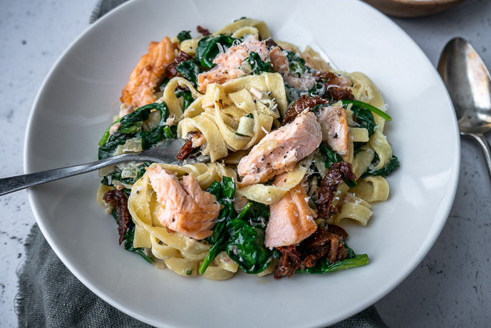 tagliatelle met spinazie en zalm, pasta met zalm en spinazie, makkelijk recept voor pasta met romige saus, spinazie en zalmfilet