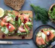 Toast met gerookte zalm, roomkaas en rode biet