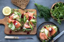 Toast met gerookte zalm, roomkaas en rode biet