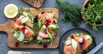 Toast met gerookte zalm, roomkaas en rode biet