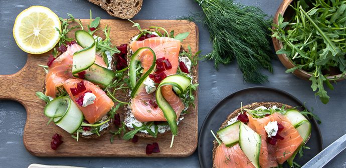 Toast met gerookte zalm, roomkaas en rode biet