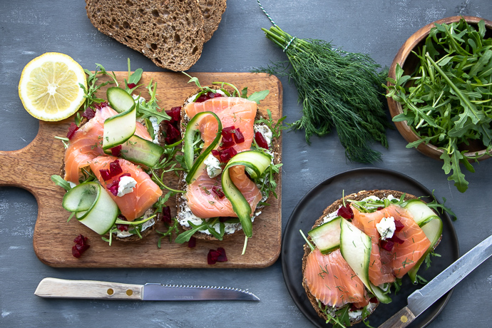 Toast met gerookte zalm, roomkaas en rode biet