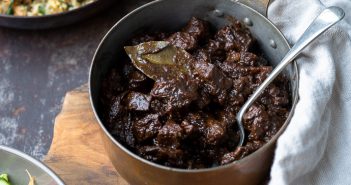 Daging smoor – Indonesisch stoofvlees Daging smoor, Indonesisch stoofvlees, rundvlees, recept, Rendang